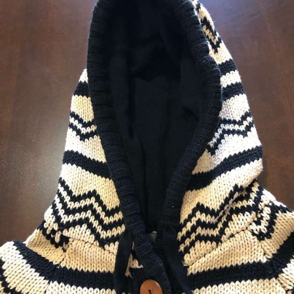 “Numph” Hooded Knitted Poncho / Sweater. Black and Ivory. Size m-l . - Picture 8 of 9